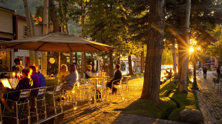 在阿斯彭,阳光照耀下的庭院是黄金时段用餐的理想之选 在阿斯彭,阳光照耀下的庭院是黄金时段用餐的理想之选