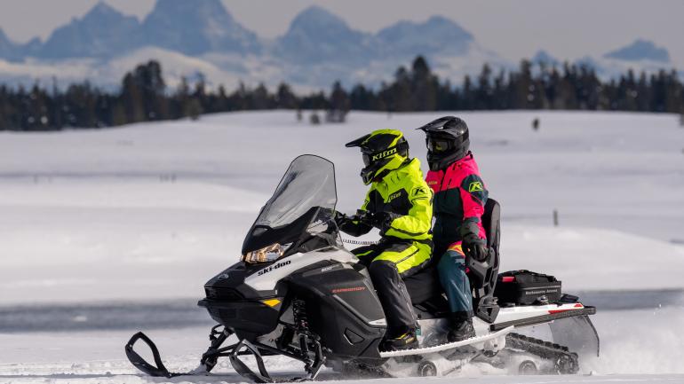 在岛屿公园附近的冬日风光中乘坐雪地摩托车