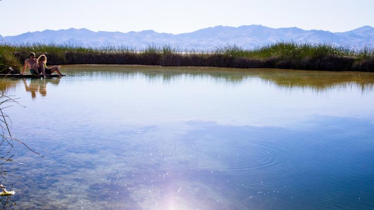 在黑岩沙漠的黑岩温泉中休闲放松