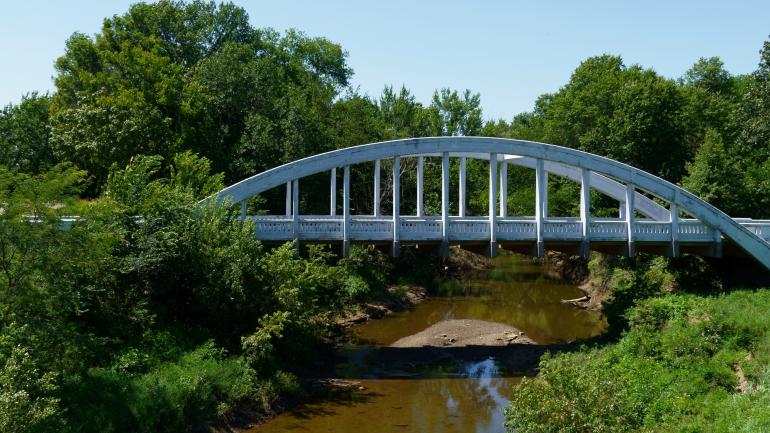 在堪萨斯州里弗顿，横跨布拉什溪的“彩虹”拱桥