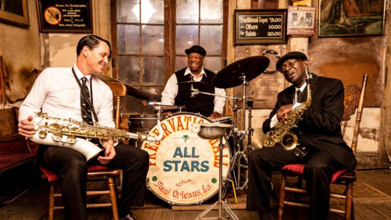 The Preservation All-Stars 驻场乐队在 Preservation Hall 爵士演奏厅演奏 The Preservation All-Stars 驻场乐队在 Preservation Hall 爵士演奏厅演奏