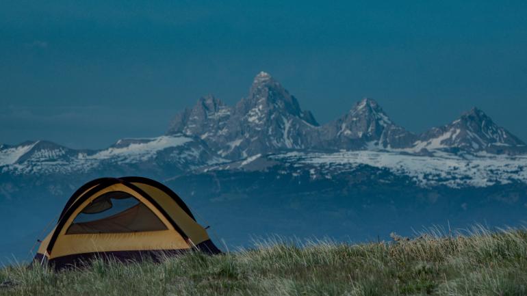 从提顿尼亚一处露营地欣赏令人惊叹的山景