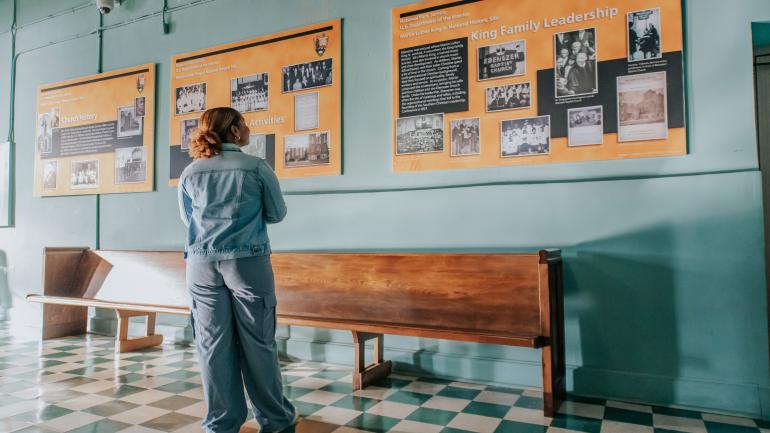 参观亚特兰大马丁·路德·金历史遗址的解说性展览