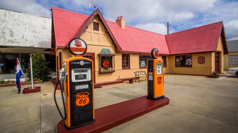在巴克斯特斯普林斯，堪萨斯州 66 号公路游客中心房舍风格的老式加油站