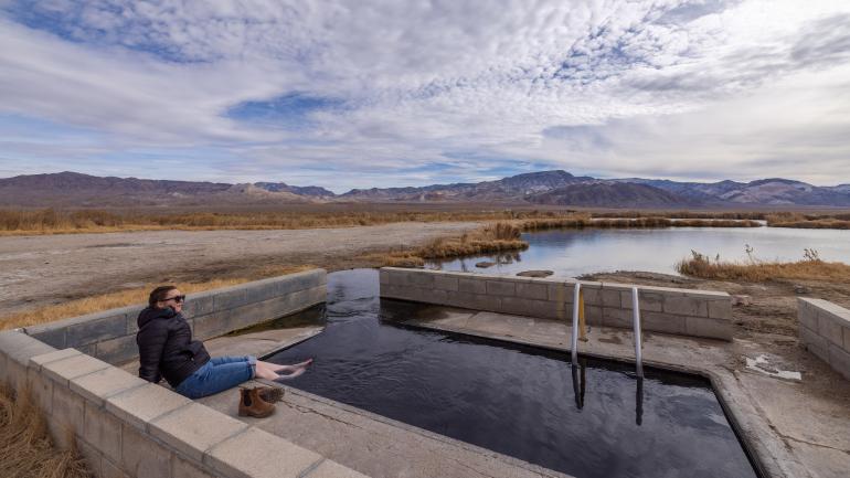 在内华达州中部的 Fish Lake Valley Hot Springs 温泉享受温泉水浴和饱览绝美山景