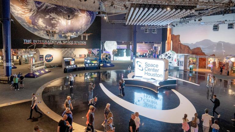 参观休斯敦太空中心的展览