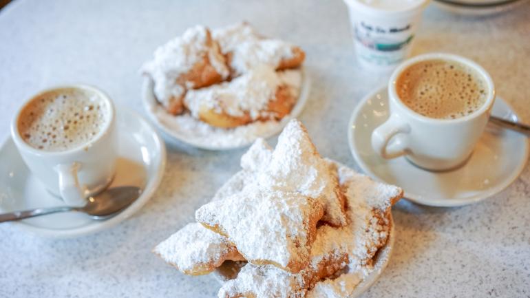 在美食节庆上的当地特色美食——沾满糖粉的新鲜甜甜圈