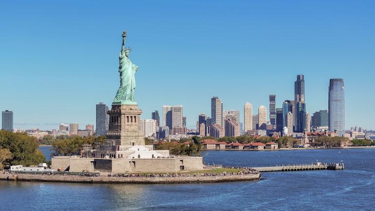 从纽约港眺望自由岛 从纽约港眺望自由岛