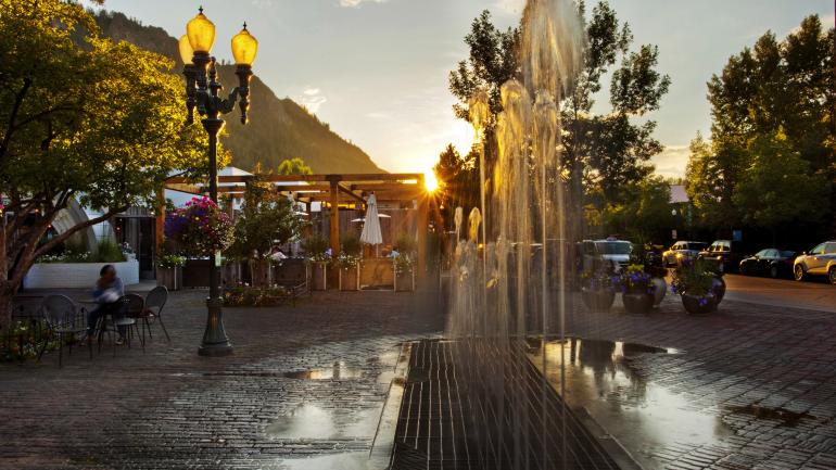 日落时分,在阿斯彭市中心享受露天用餐时光 日落时分,在阿斯彭市中心享受露天用餐时光