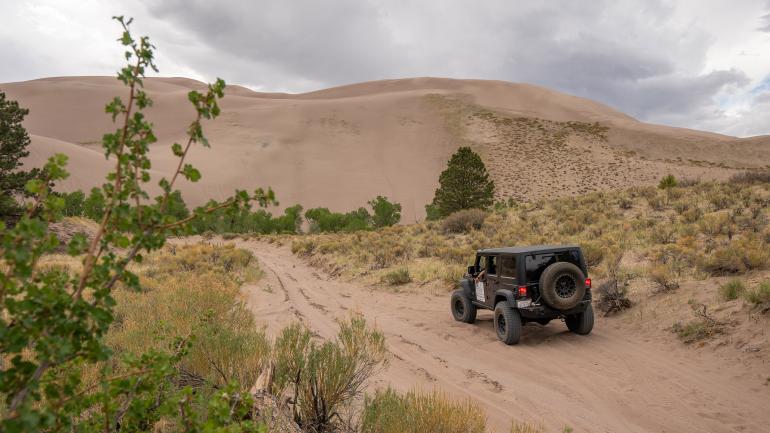 在阿拉莫萨附近的大沙丘国家公园参加吉普车观光之旅 在阿拉莫萨附近的大沙丘国家公园参加吉普车观光之旅