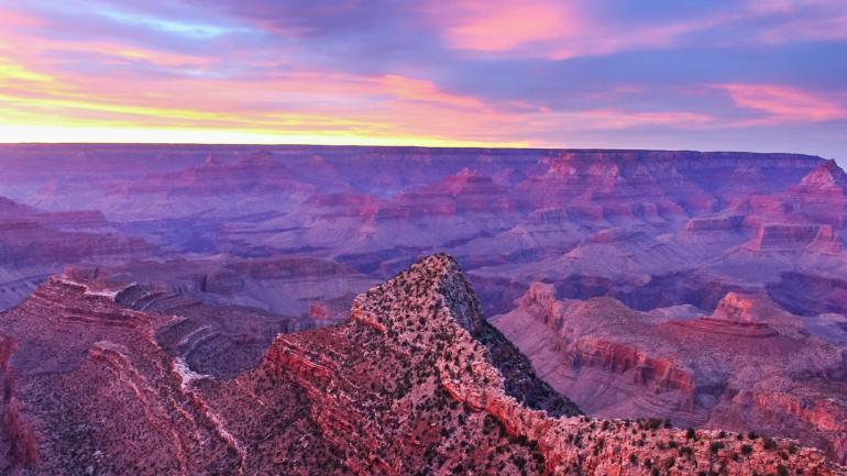 亚利桑那州大峡谷国家公园壮景步道沿途的诗意景色