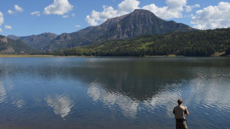 在帕戈萨斯普林斯附近的威廉姆斯湖享受宁静的钓鱼之旅 在帕戈萨斯普林斯附近的威廉姆斯湖享受宁静的钓鱼之旅