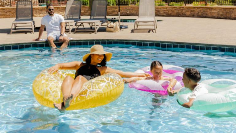 在 Squire Resort 度假村的游泳池度过美好的一天