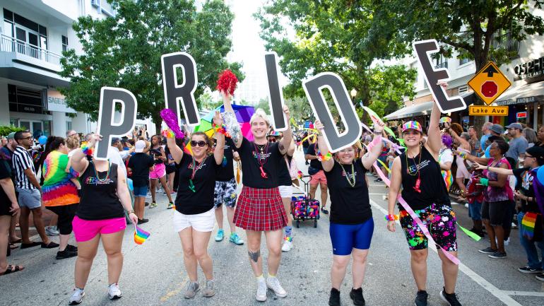 在一年一度的 Come Out with Pride Parade 大游行中为奥兰多的 LGBTQ+ 群体欢呼