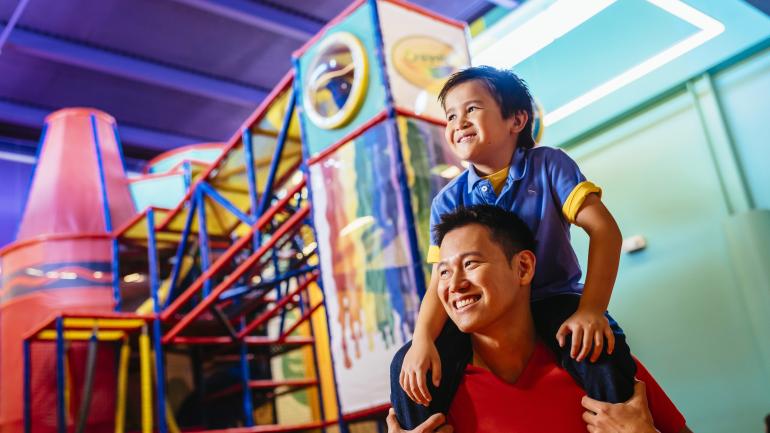 在 Florida Mall 购物中心参观奥兰多蜡彩乐体验馆