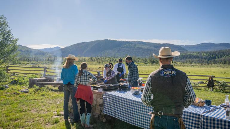 游客在科罗拉多州观光牧场享受野餐的乐趣 游客在科罗拉多州观光牧场享受野餐的乐趣