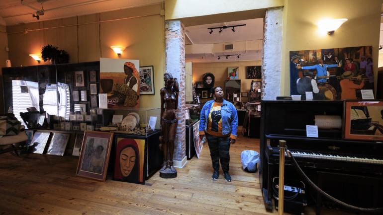 在历史悠久的 Parramore 社区里，欣赏 Wells'Built Museum 博物馆内由黑人艺术家创作的艺术品