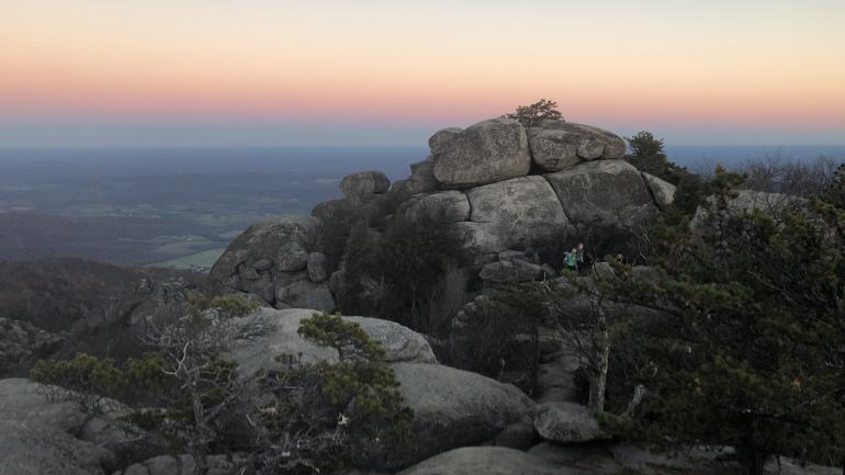 攀登弗吉尼亚州仙纳度国家公园老布山上的巨石