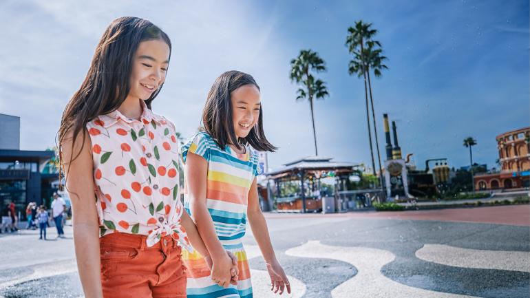 奥兰多环球影城 CityWalk 区的喷水池里玩耍 奥兰多环球影城 CityWalk 区的喷水池里玩耍