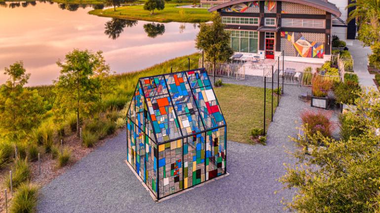 位于诺娜湖社区 Laureate Park 公园里的“玻璃屋”(由艺术家 Tom Fruin 创作) 位于诺娜湖社区 Laureate Park 公园里的“玻璃屋”(由艺术家 Tom Fruin 创作)