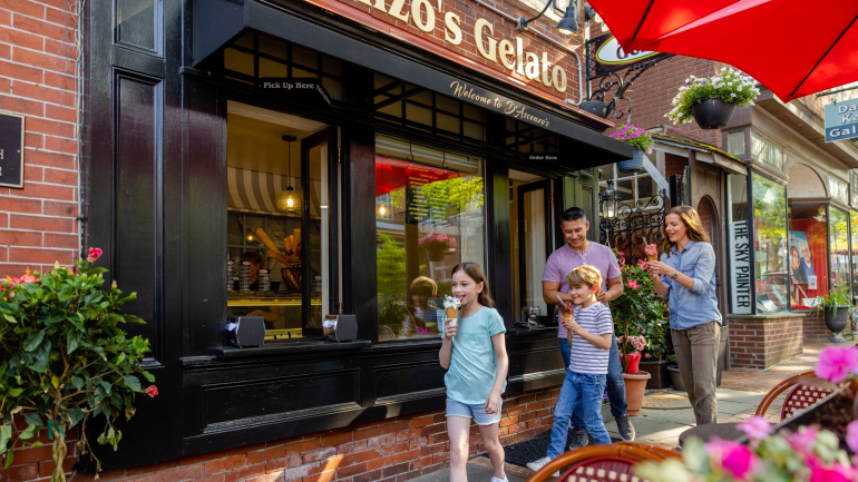 在迷人的西切斯特市中心享手工意式冰淇淋