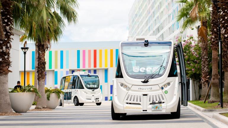 坐上电动接驳车围绕奥兰多的诺娜湖社区观光 坐上电动接驳车围绕奥兰多的诺娜湖社区观光