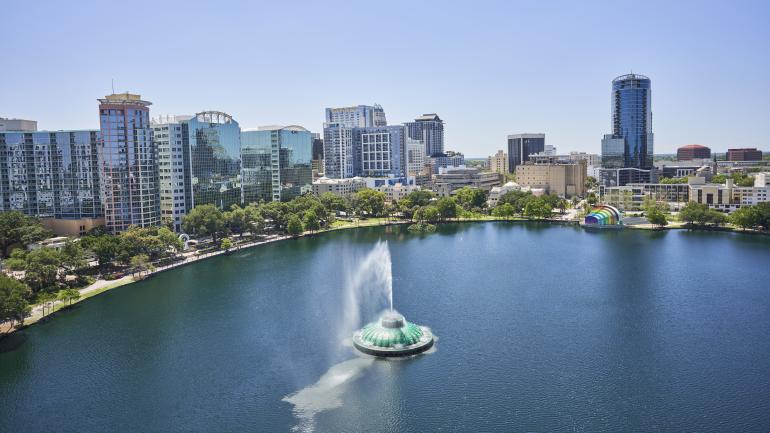 奥兰多市中心的伊奥拉湖公园 奥兰多市中心的伊奥拉湖公园