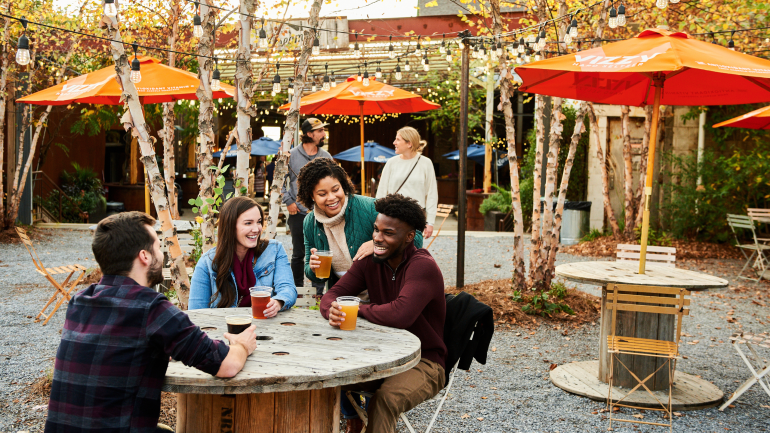 肯尼特广场 The Creamery 餐厅的露天座位