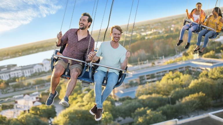 在高高的奥兰多星空飞行者旋转秋千上 在高高的奥兰多星空飞行者旋转秋千上