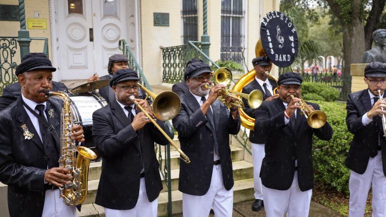 Excelsior Band 的成员们为观众带来现场爵士乐表演