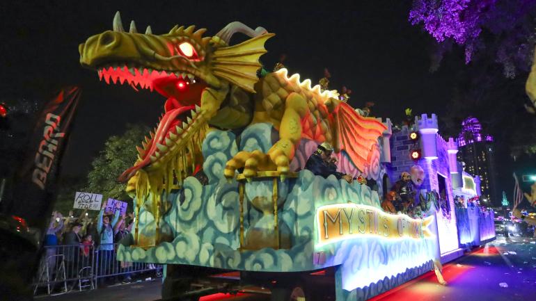 莫比尔市区 Mystics of Time 游行中闪烁的龙形花车