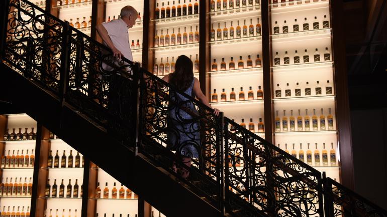新奥尔良的 Sazerac House 鸡尾酒主题体验馆的墙上摆满了闪亮的干邑葡萄酒瓶 新奥尔良的 Sazerac House 鸡尾酒主题体验馆的墙上摆满了闪亮的干邑葡萄酒瓶