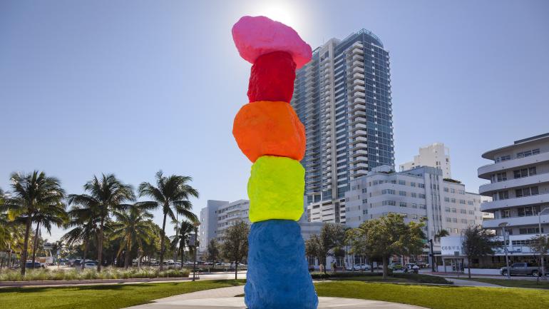 柯林斯公园内,乌戈·罗迪诺创作的“Miami Mountain”彩色雕塑 柯林斯公园内,乌戈·罗迪诺创作的“Miami Mountain”彩色雕塑