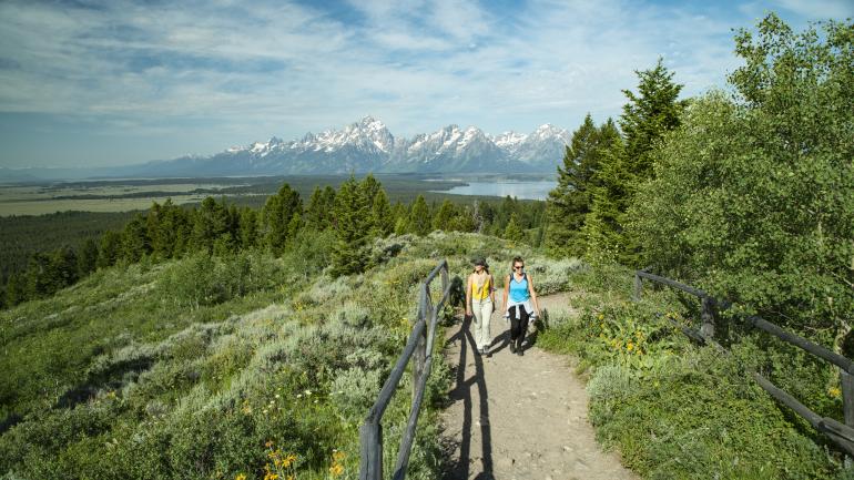 在大提顿国家公园徒步旅行