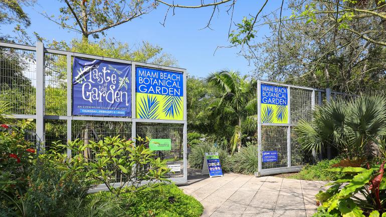 Miami Beach Botanical Garden 植物园的彩色招牌和茂盛的植被 Miami Beach Botanical Garden 植物园的彩色招牌和茂盛的植被