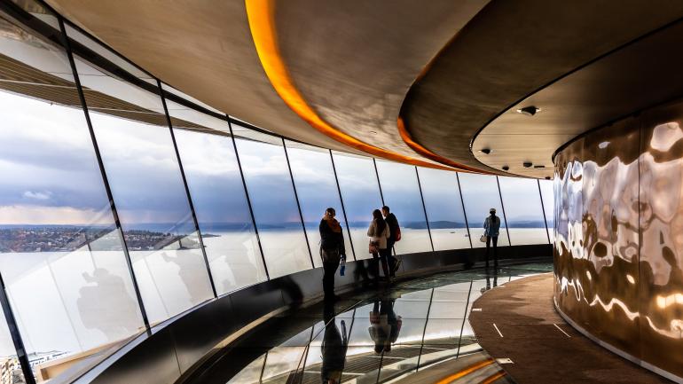 在太空针塔的上层甲板一览四周美景