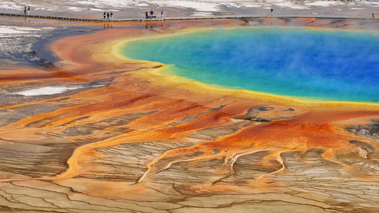 黄石国家公园大棱镜泉的绚丽色彩