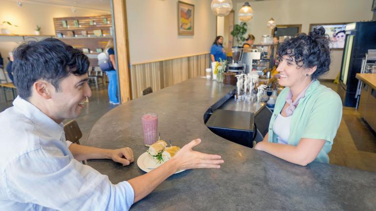 在桑迪的 AntFarm Café and Bakery 咖啡馆兼面包房与当地人聊天 在桑迪的 AntFarm Café and Bakery 咖啡馆兼面包房与当地人聊天