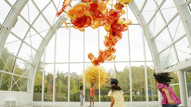 在奇胡利玻璃艺术园欣赏五彩斑斓的玻璃雕塑