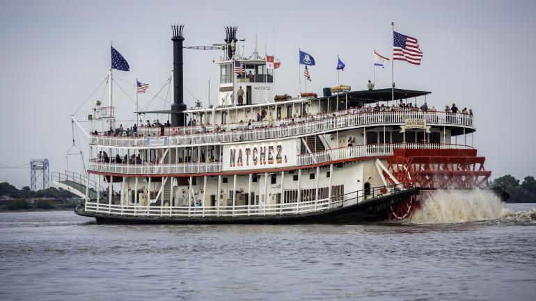 纳奇兹号汽船沿着密西西比河巡游