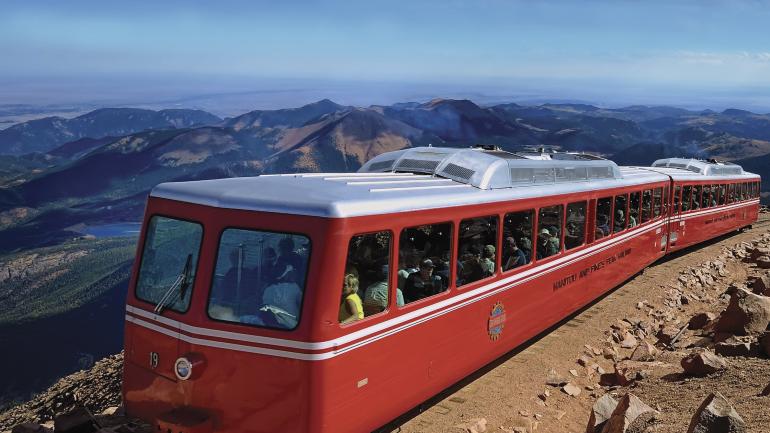 布罗德莫派克峰齿轨铁路驶上派克峰