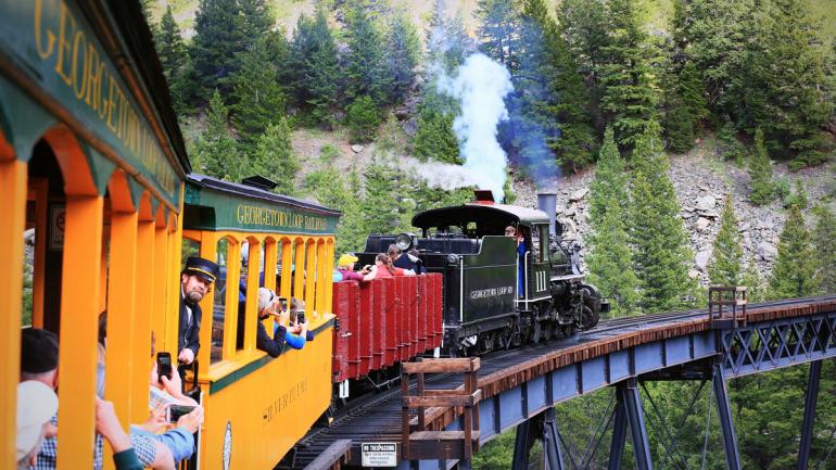 乘坐乔治敦环线铁路欣赏落基山脉的壮丽美景