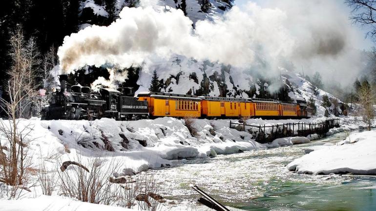 杜兰戈西弗敦窄轨铁路在雪景中穿行