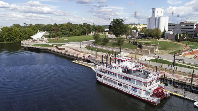 停靠在蒙哥马利河滨公园的 Harriott II Riverboat 游轮