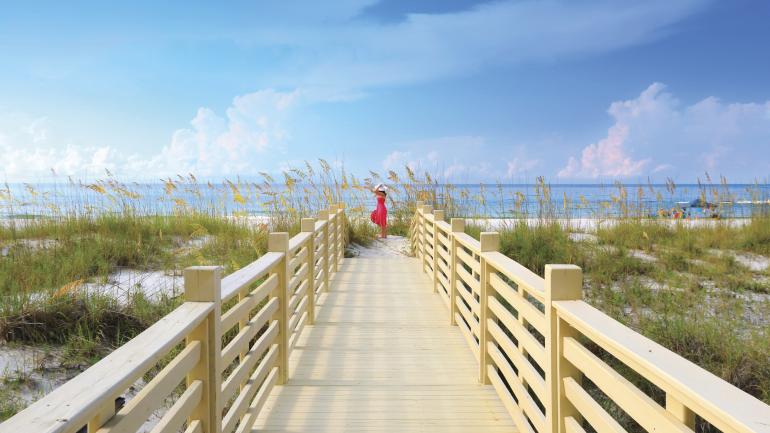 奥兰治比奇木栈道上空的蔚蓝天色