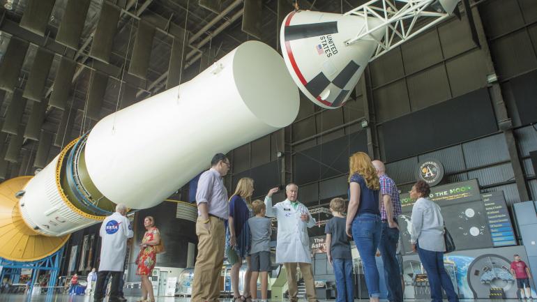 在亨茨维尔的美国太空火箭中心领略历史航天器的传奇风采