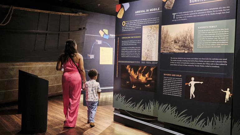 参观非洲城遗产博物馆的 Clotilda 号沉船展