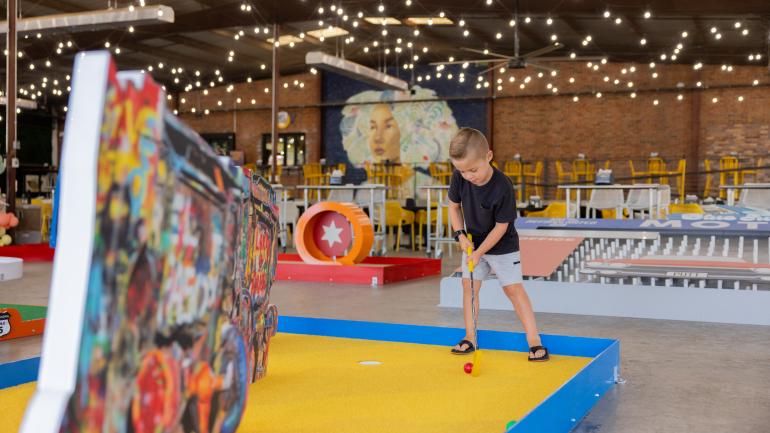 在母亲之路市场打一局迷你高尔夫 在母亲之路市场打一局迷你高尔夫