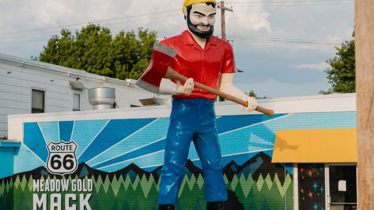 消音巨人 Meadow Gold Mack 雕塑在 Meadow Gold Mack’s Route 66 Outpost 迎接游客 消音巨人 Meadow Gold Mack 雕塑在 Meadow Gold Mack’s Route 66 Outpost 迎接游客