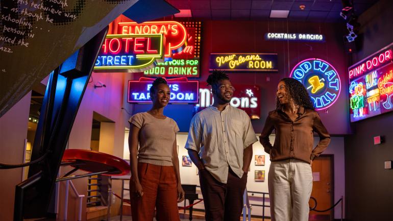 参观密苏里州堪萨斯城美国爵士乐博物馆内充满活力的展览